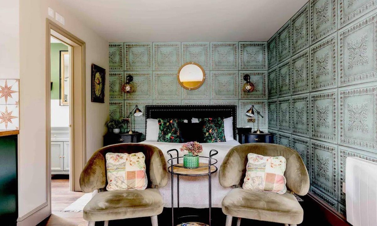 Cobham House | Peaceful Studio Flat With Patio and Dogs Allowed
