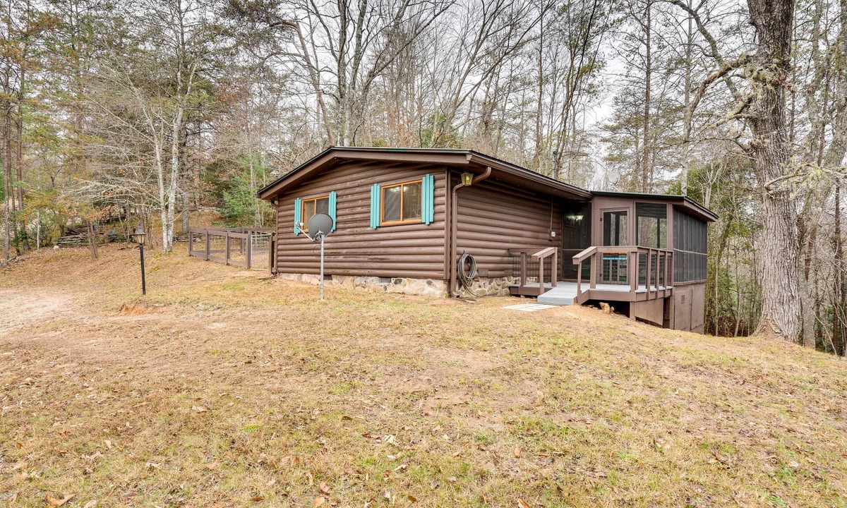 Warne Cabin | Peaceful Warne Cabin: Fenced Yard & Screened Porch