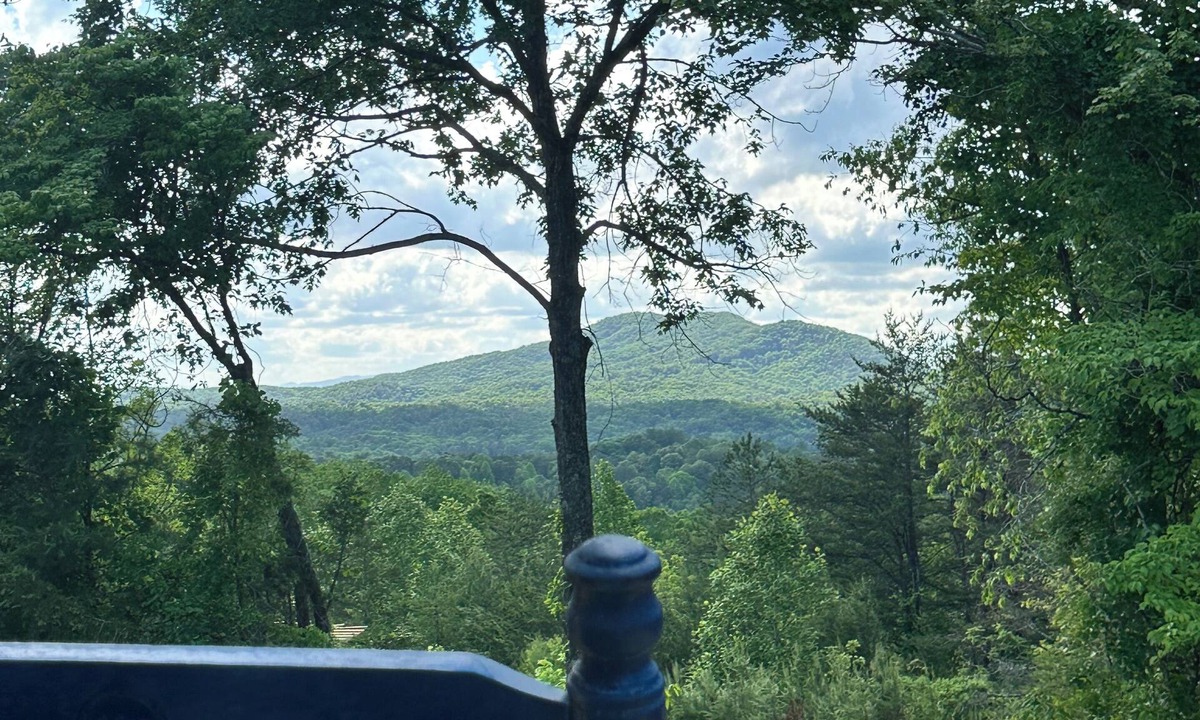 Brasstown House | Peak-A-View Mountain Retreat: Cozy 2BR Getaway with Breathtaking Mountain Views!