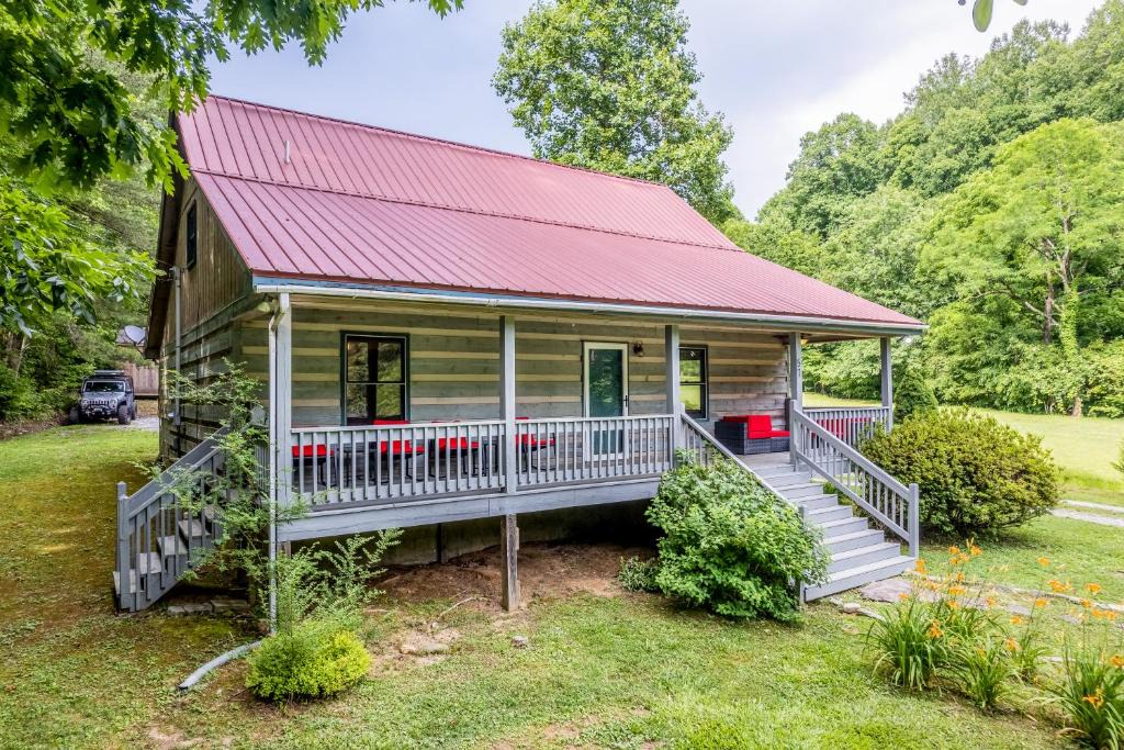 Whittier House | Pebble on The Creek