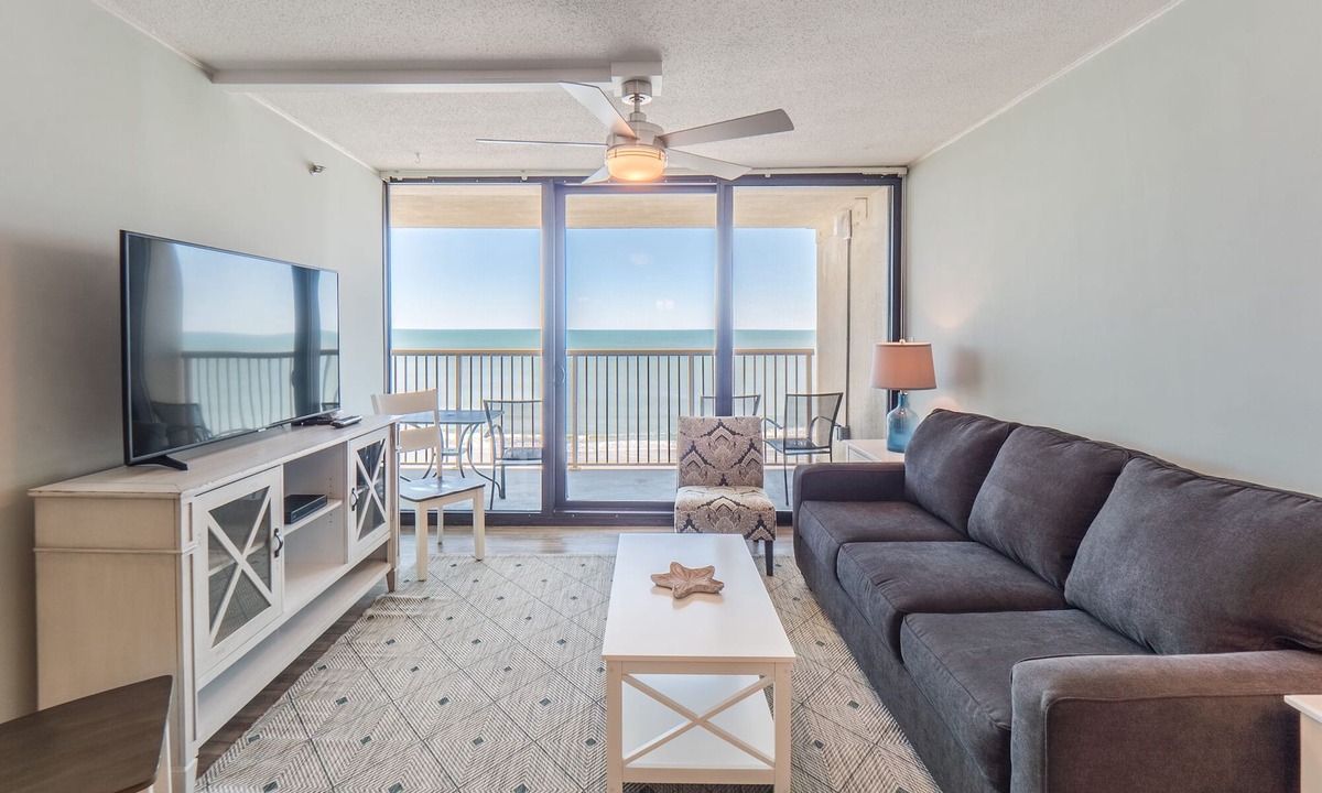 Wilmington Beach Condo | Pelican Watch 806 | Oceanfront + Community Pool!