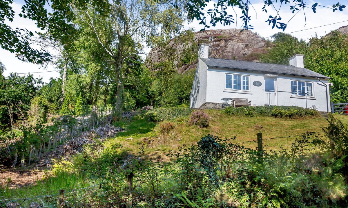 Beddgelert Cottage | PENLAN, pet friendly, character holiday cottage in Beddgelert
