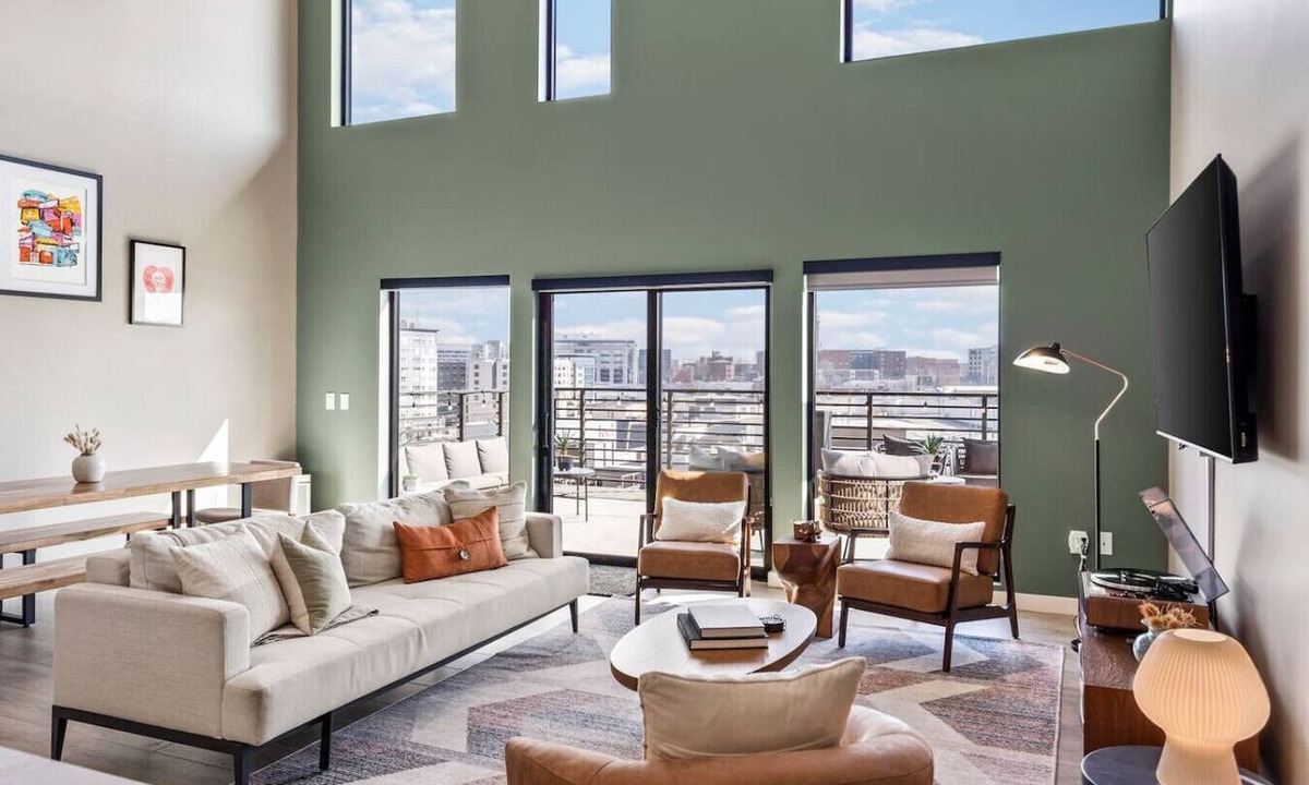 Downtown Nashville Condo | Penthouse Luxury w/Pool, Patio & City View - Walk to Broadway