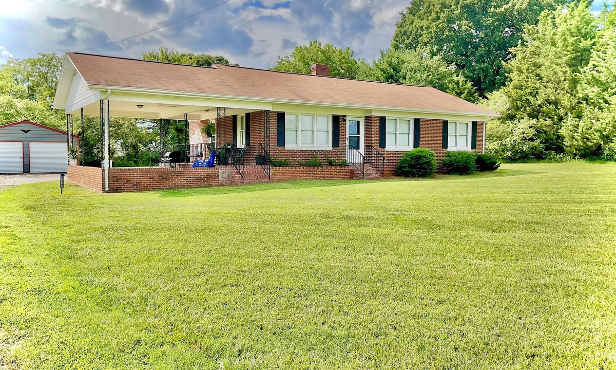 Conover House | Perfect for families or business, minutes to Newton and Hickory
