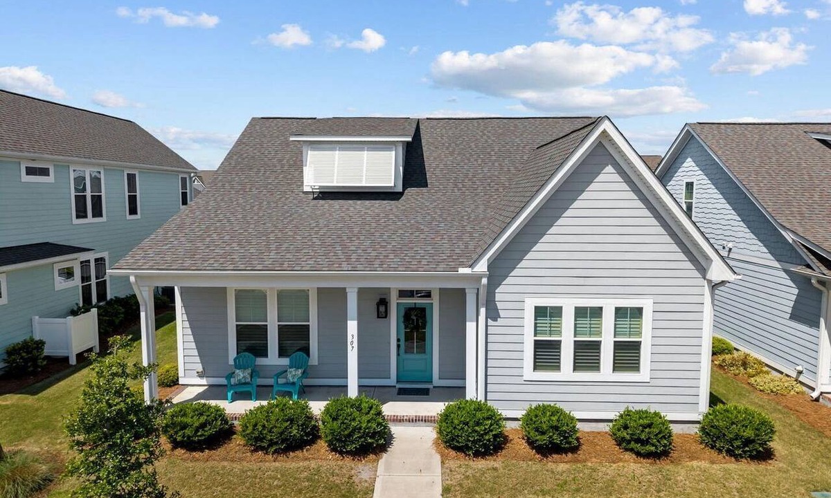 Morehead City Boat Rental | Pet-Friendly 3BR Coastal Cottage with Screened Porch & Community Pool in Beaufort, North Carolina
