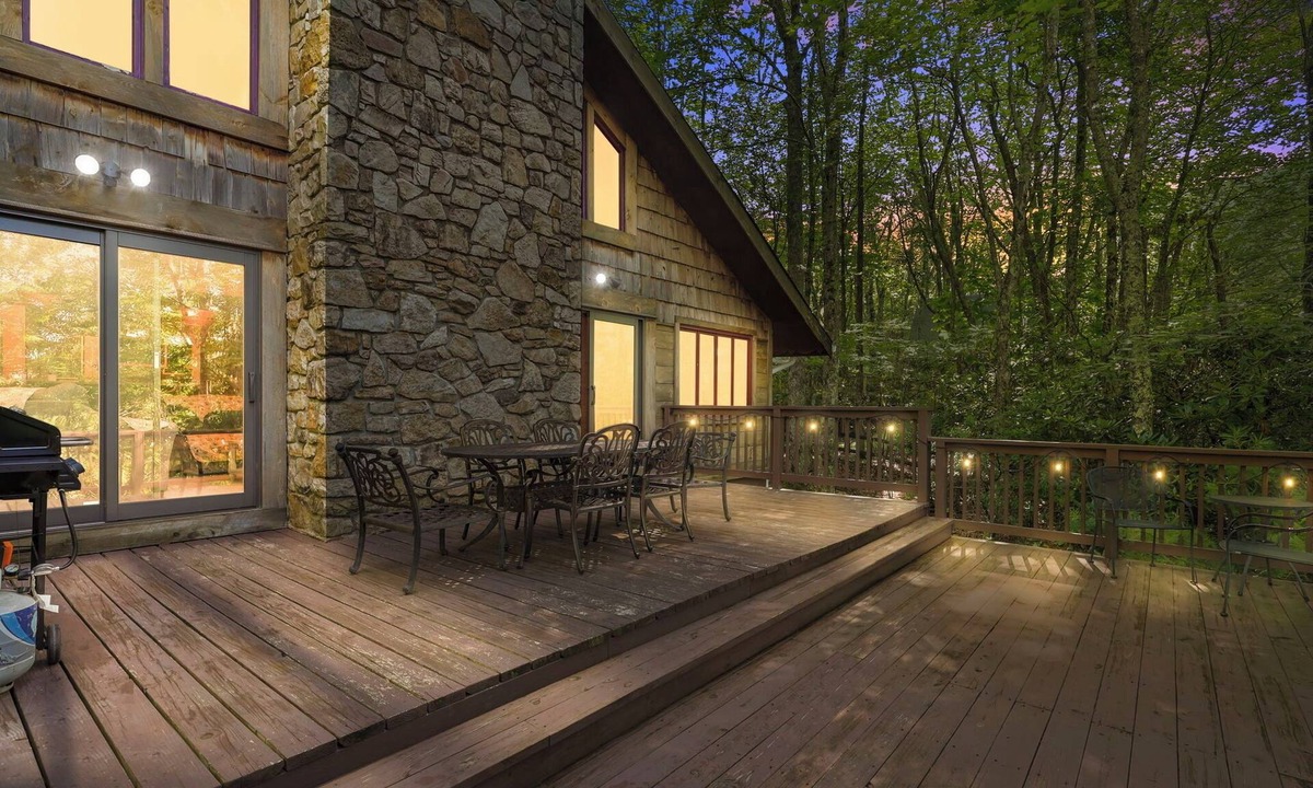 Beech Mountain Cabin | Pet Friendly, Fenced Yard, Hot Tub and Game Room! Close to Hiking and Beech Ski!