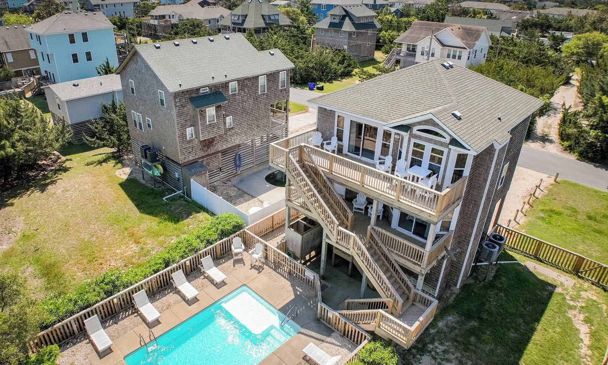 Waves House | Pet Friendly, fenced in Yard and Huge Pool! Sound Views, 2 min walk to Ocean