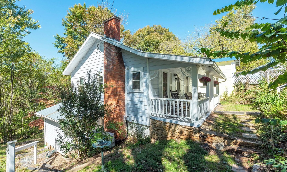Mars Hill Cottage | Pet-Friendly Fenced Yard, Walk to MHU & Town, Save on Extended Stays
