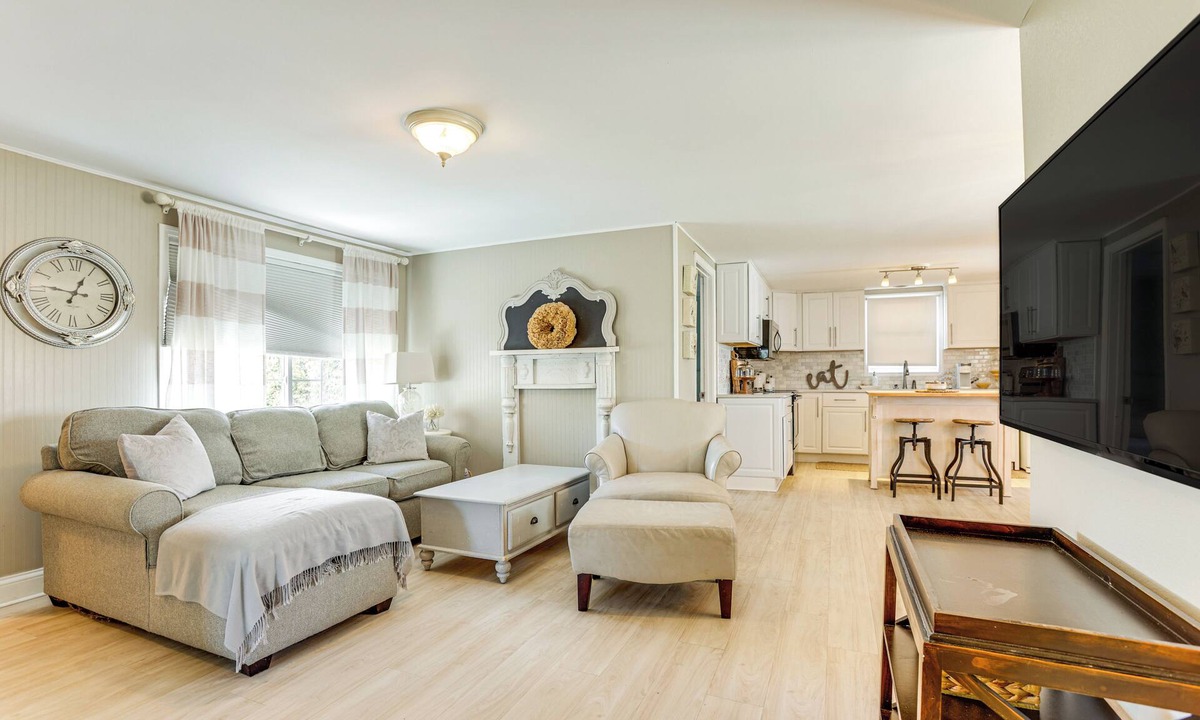 Harrison House | Pet-Friendly Harrison Home: 1 Mi to Wilson St Park