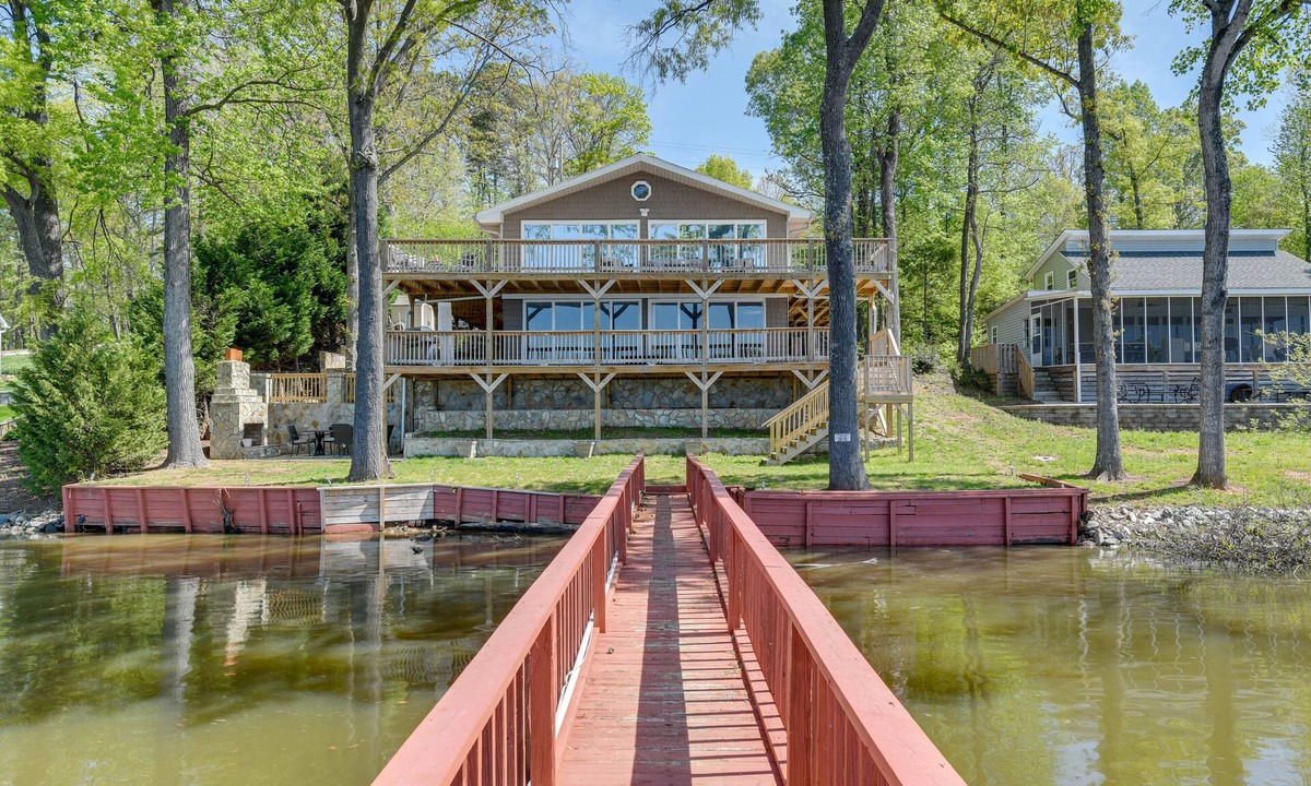 Southmont House | Pet-Friendly Lexington Vacation Rental on Lake!