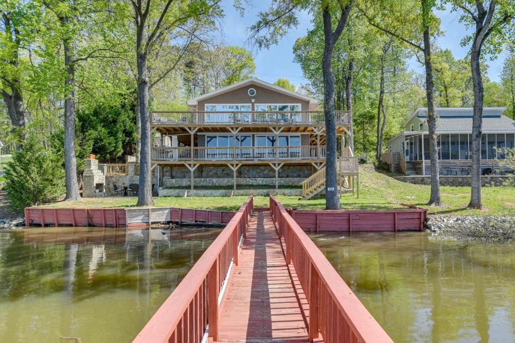 Southmont House | Pet-Friendly Lexington Vacation Rental on Lake!