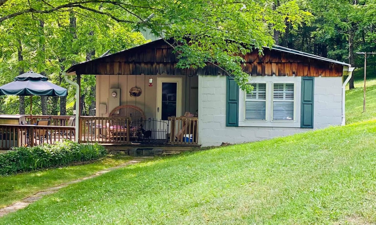 Crumpler Cottage | Pet-friendly, private, refuge. Monthly renters welcome. No extra fees.