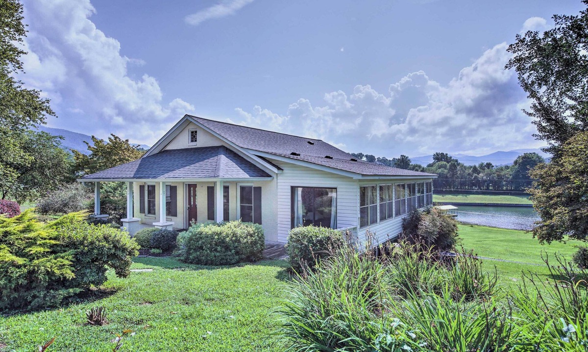 Elf Cottage | Pet-Friendly Waterfront Hayesville Cottage!