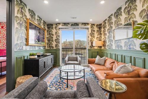 Rolling Mill Hill House | Petal & Palm-Rooftop Patio & Gym-Mins to Broadway