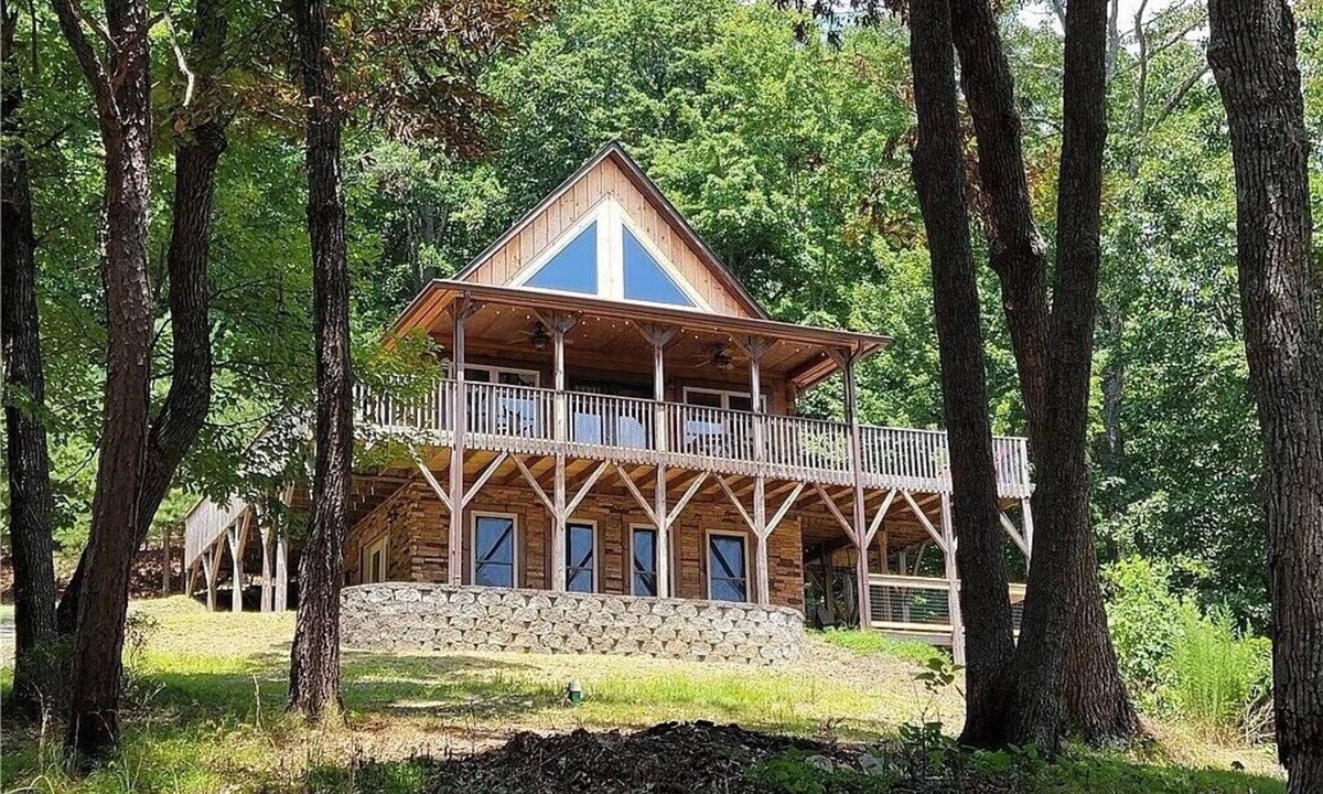 Hays Cabin | PETS WELCOME Whitetail Chalet: Your Mountain Adventure Base Near Stone Mountain!