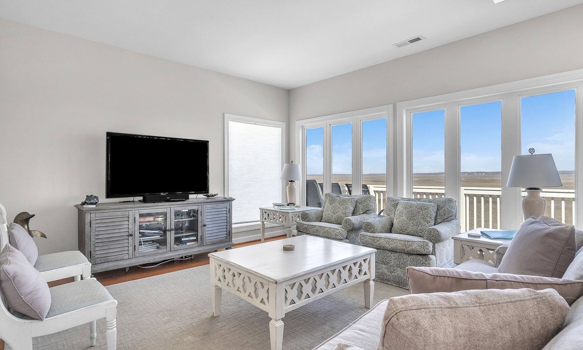 Caswell Beach House | Picayne: Spacious Floor Plan, Views from Ocean to Southport