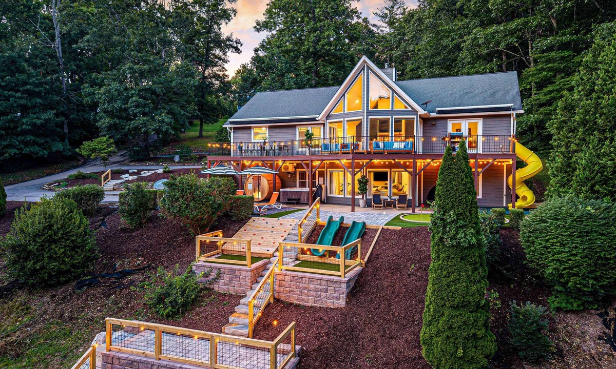 Skyland House | Pickleball | Movies| Games | Fall getaway!