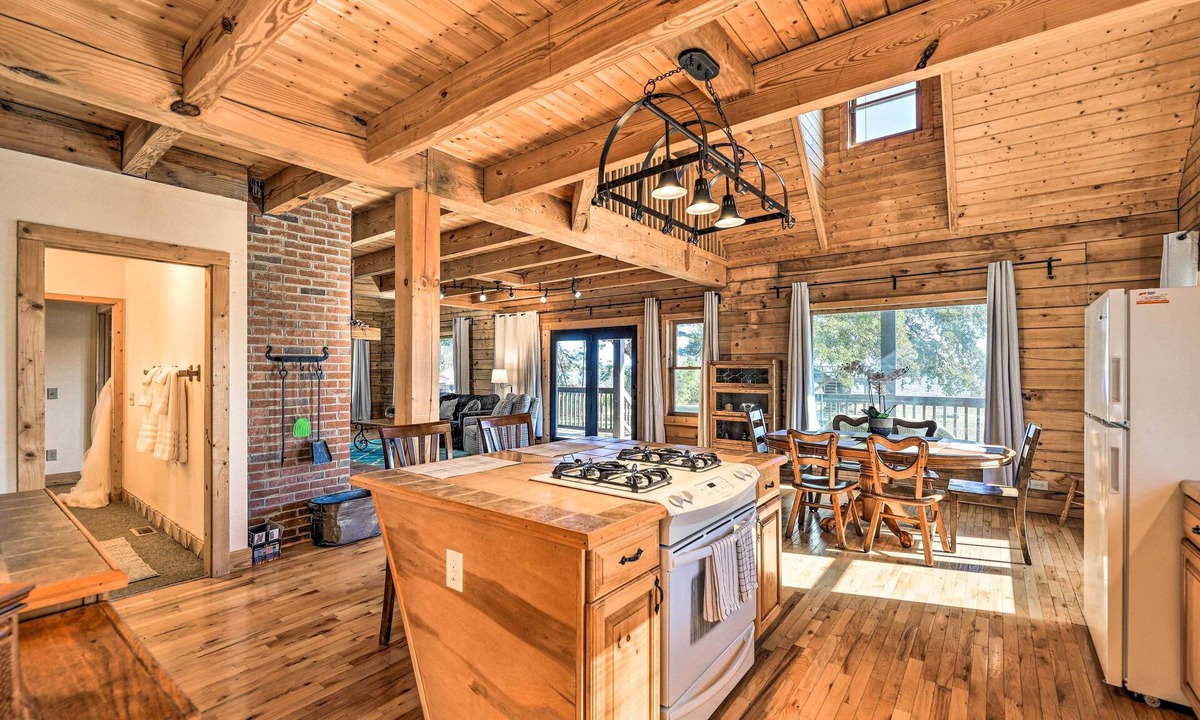 Morehead City Cabin | Picturesque Family Cabin w/Views & Treehouse