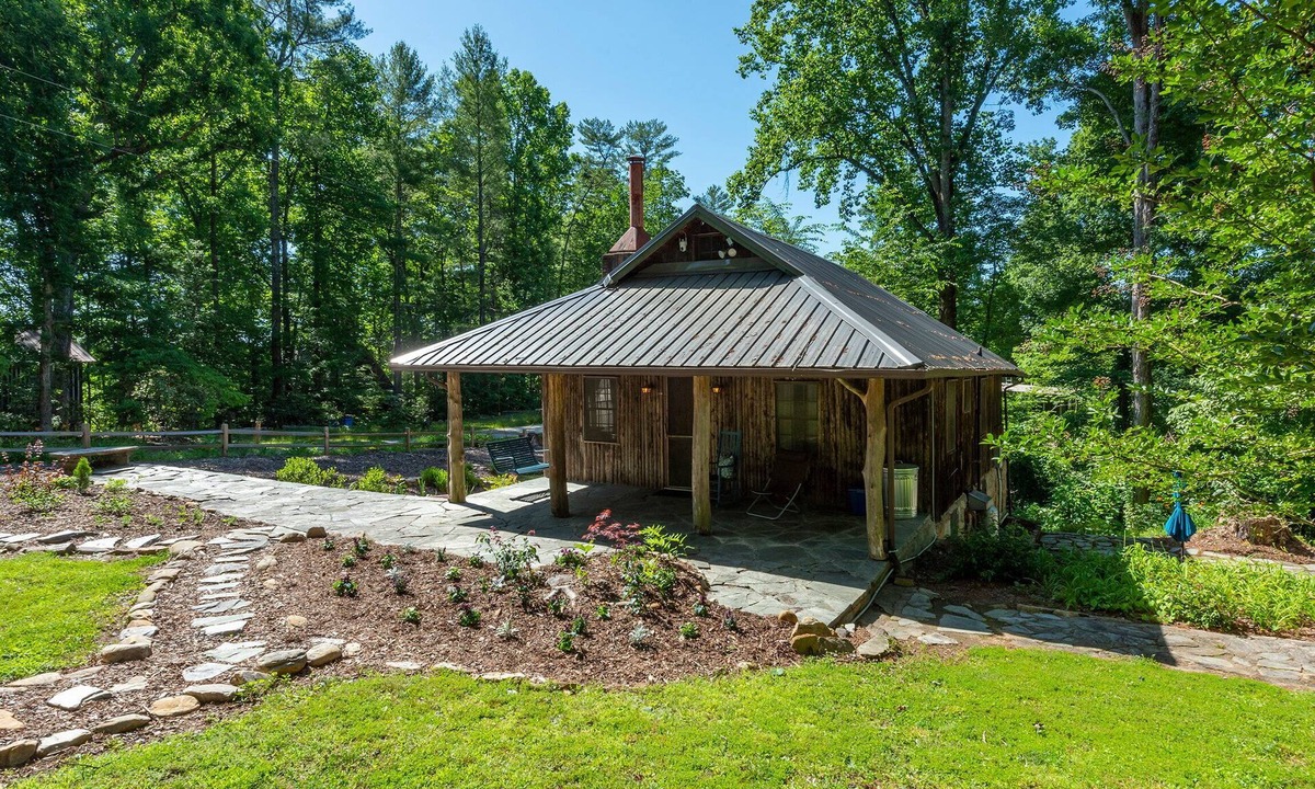 Morganton Cabin | Pine Knot Cabin | Pet-Friendly & 3 min. to Lake James!