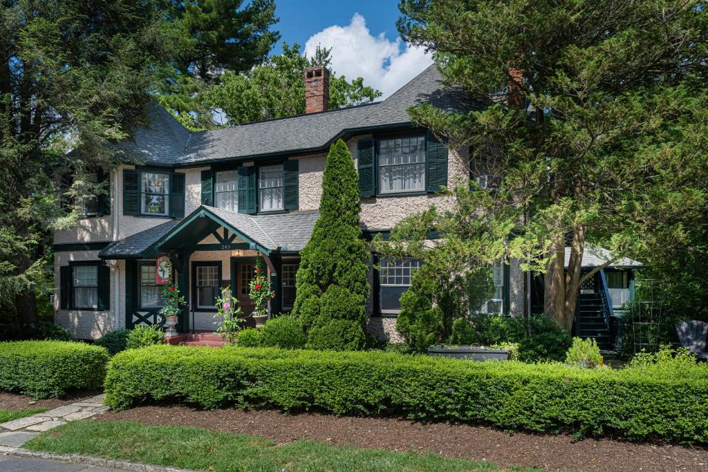Historic Montford Bed & Breakfast | Pinecrest Bed & Breakfast
