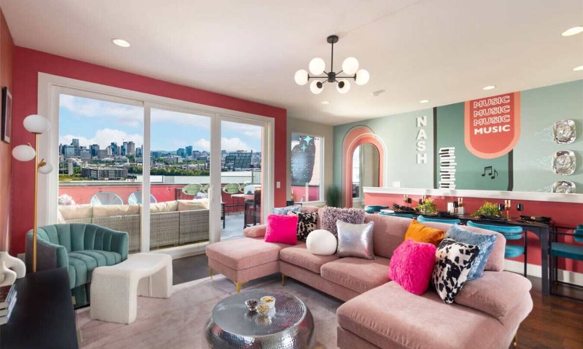 Katie Hill Neighborhood Villa | Pink Palace ⁞ DT views ⁞ 5min 2 Broadway