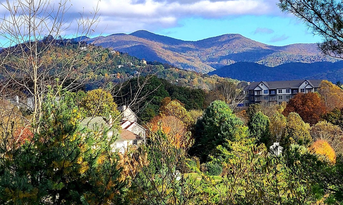 Weaverville House | Plenty room for family & friends-Mountain Views-6+BD-4B-Hot tub-Firepit-gameroom