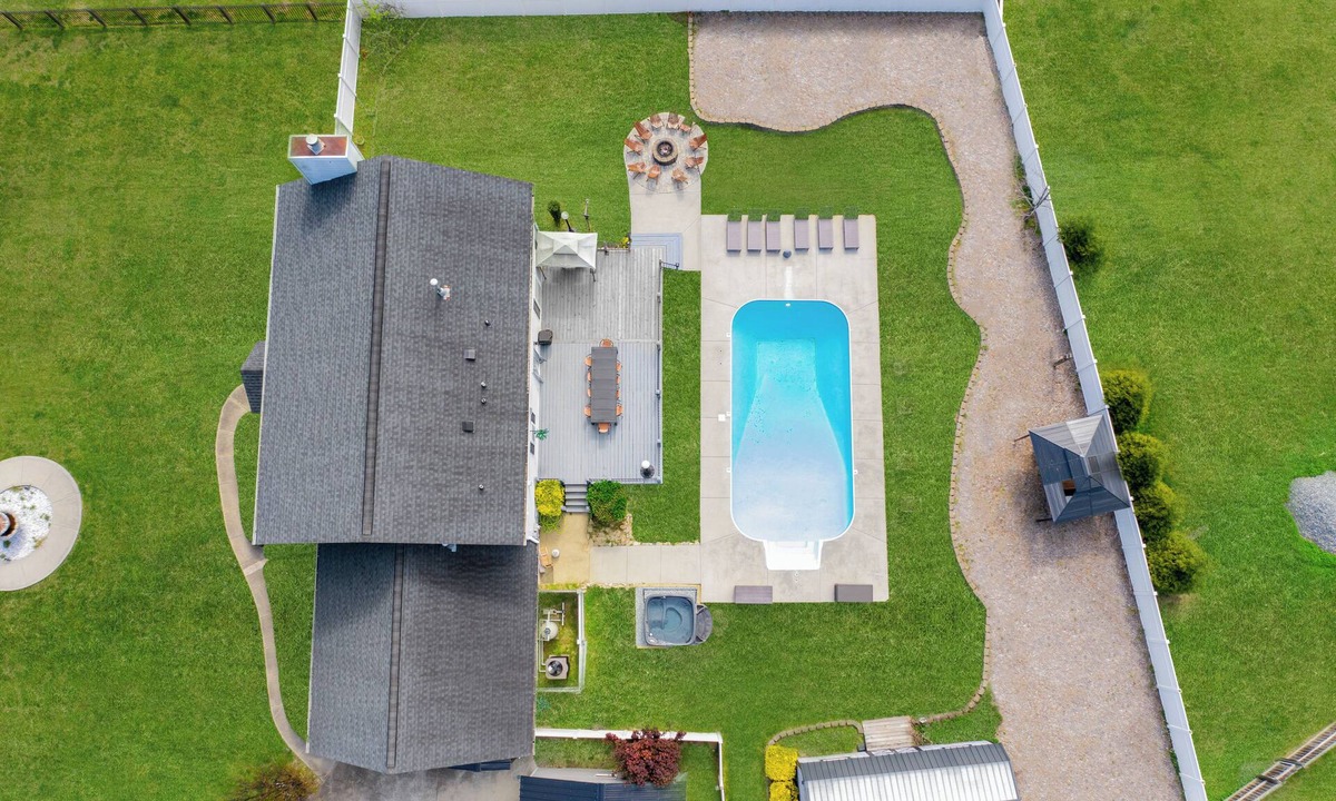 Jamestown House | Pool, Hot-tub, Fire-pit, Pool Table, King Beds