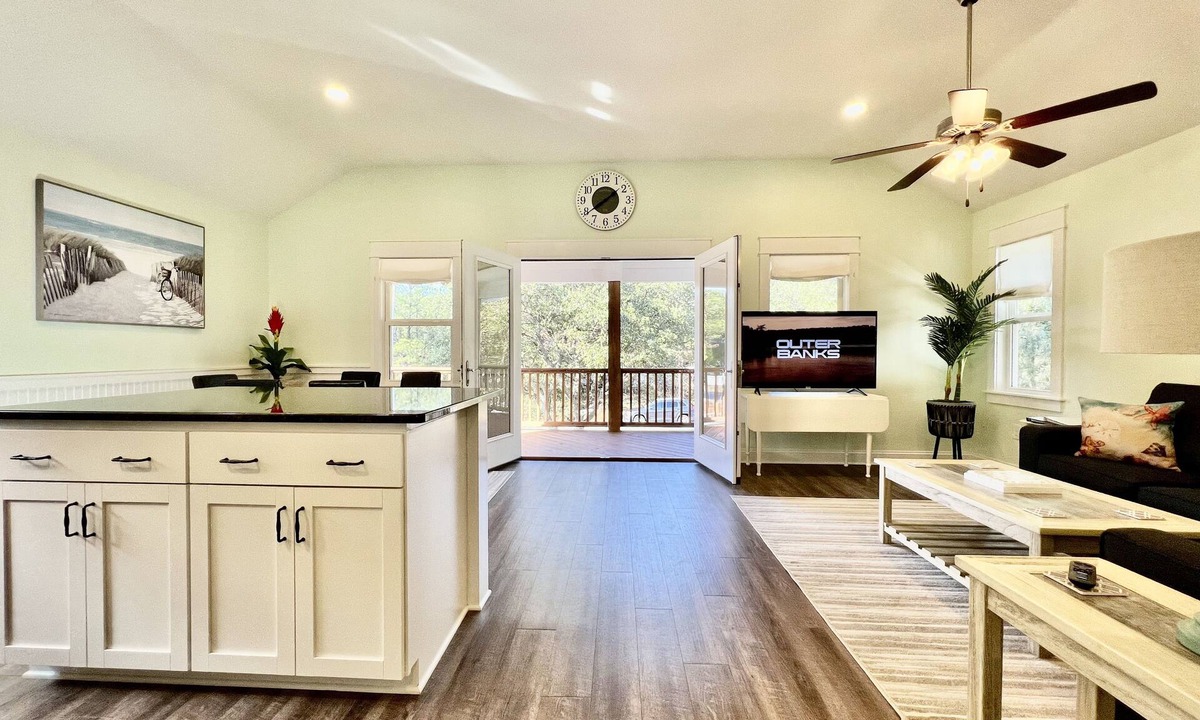 Colington House | Poseidon's Getaway - Beach House: OUTDOOR HOT TUB, 2 King Beds, and 1 Queen Bed