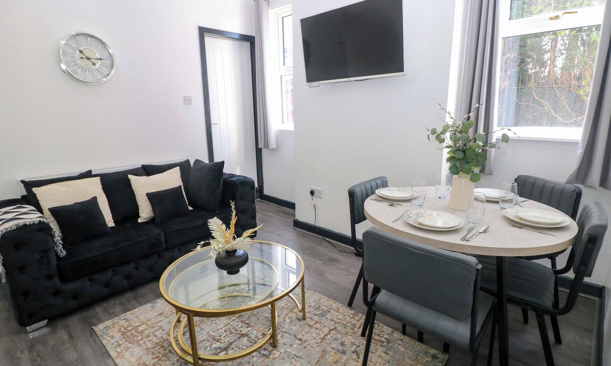 Stoke-on-Trent Cottage | POTTER'S WHEEL, family friendly, with a garden in Hanley