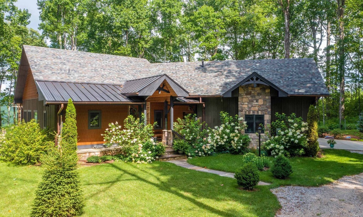 Spruce Pine Cabin | Power, Water & WiFi! Hot Tub, Firepit, Beautiful Mtn Views, Private, Nearby BRP!