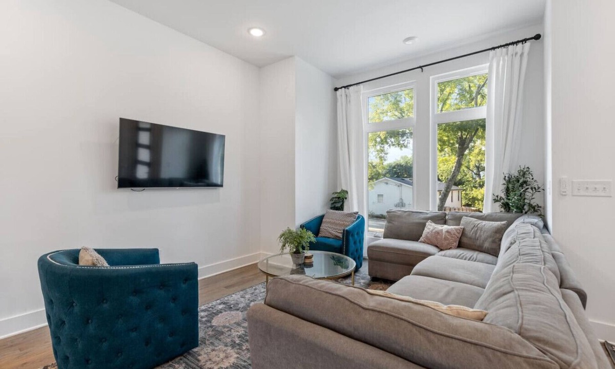 Talbot's Corner House | Prince Estate 4 Suites 2 Kitchens Huge Parking