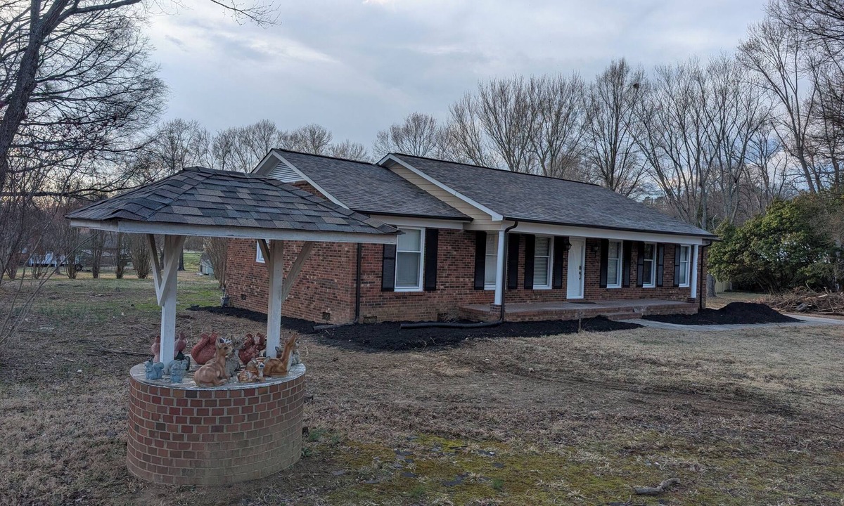 Greensboro House | Private 3BR Retreat w/Large Yard, Den & Enclosed Patio in Greensboro