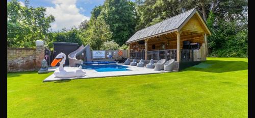 Sandwich House | Private Heated Pool Oasis Hot Tub, Bar , games & Retreat
