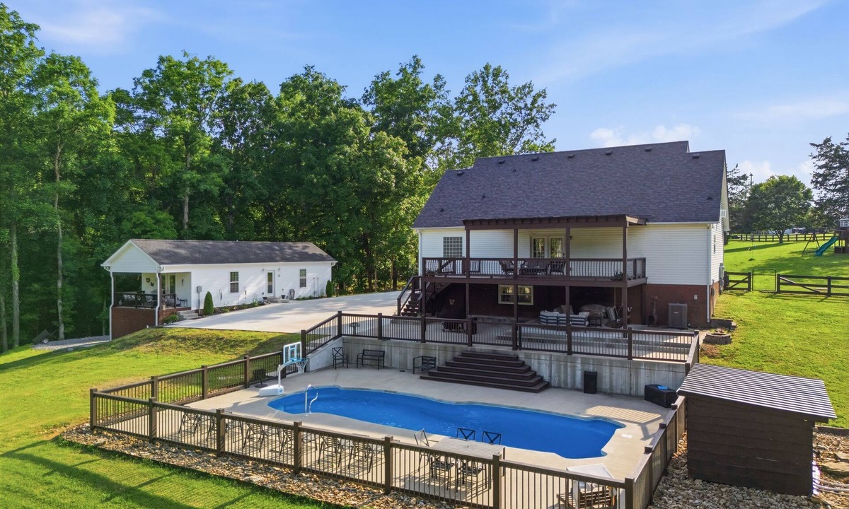 Joelton House | Private Pool Estate, Sleeps 20, Guest House, Creek