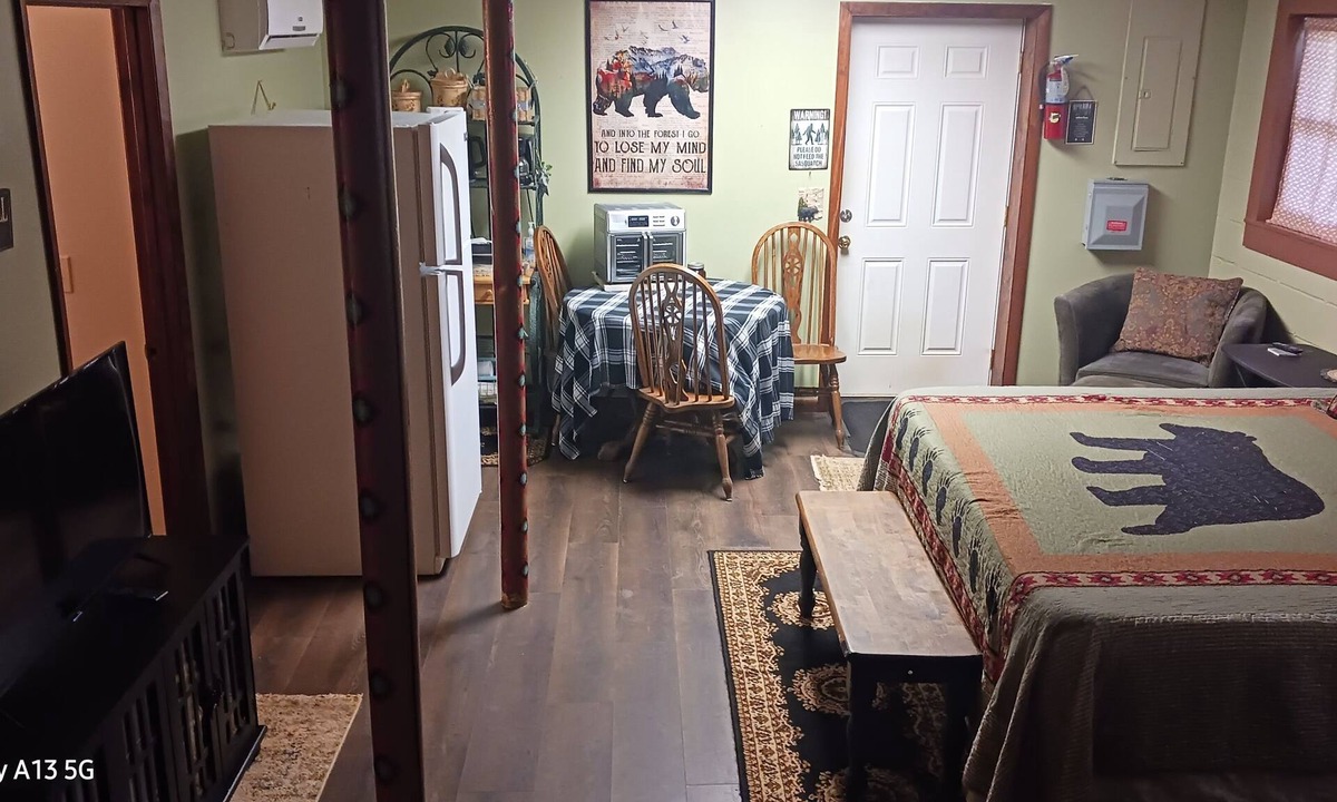 Newland House | Private Studio w/Bath, Laundry, Cooking, River Access, Storage, Large Dogs OK.