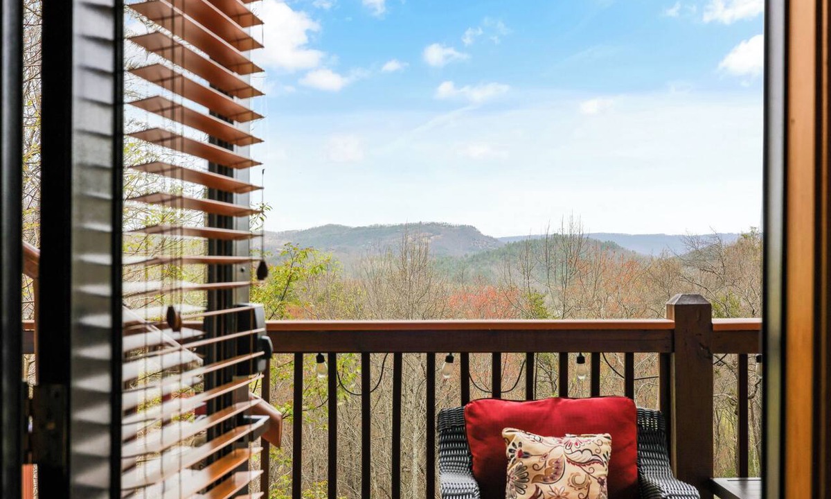 Wears Valley Cabin | Private! Stunning views! 5 Mins to SMNP! Pool! Hot tub!