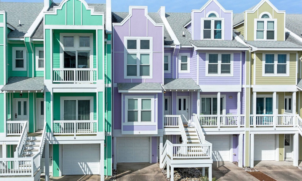 Bermuda Bay House | Purple Pearl: Shared Pool with Lazy River