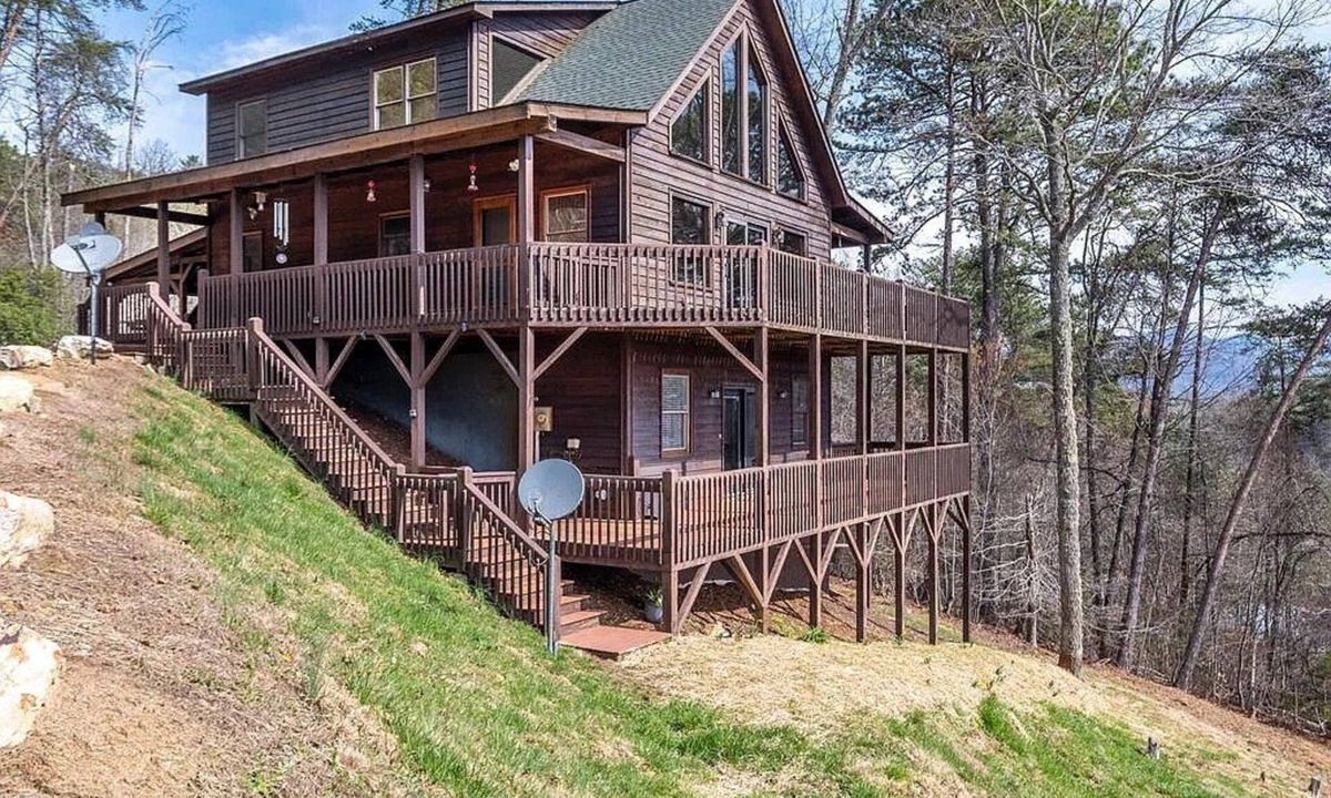 Murphy Cabin | Pvt Mountain log Cabin with Views, Hot tub, pet friendly, central location