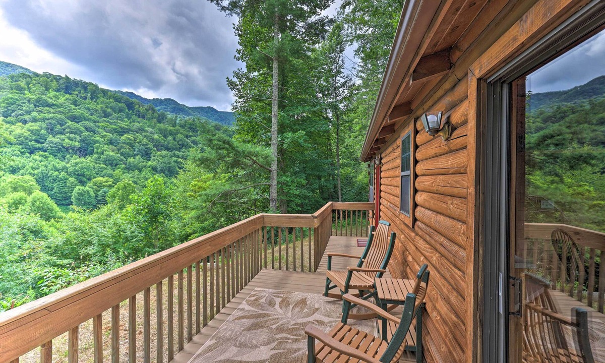 Warrensville Cabin | Quaint Log Cabin w/Views Near West Jefferson