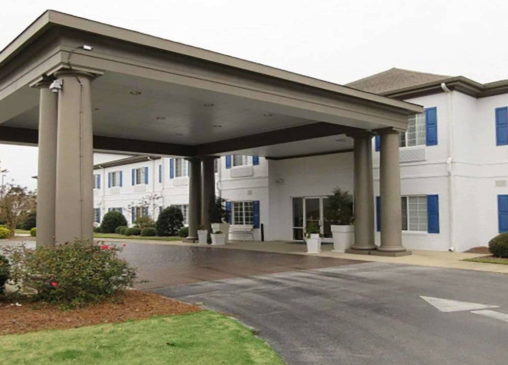 Sneads Ferry Hotel | Quality Inn & Suites Sneads Ferry- North Topsail Beach
