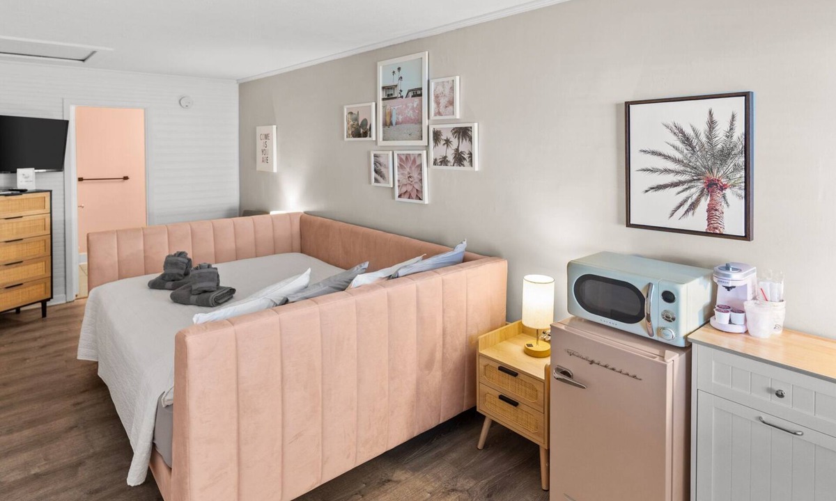 Carolina Beach Hotel | Queen Room Hotel- 2 Pools, Near Beach/Boardwalk, No Pets Allowed