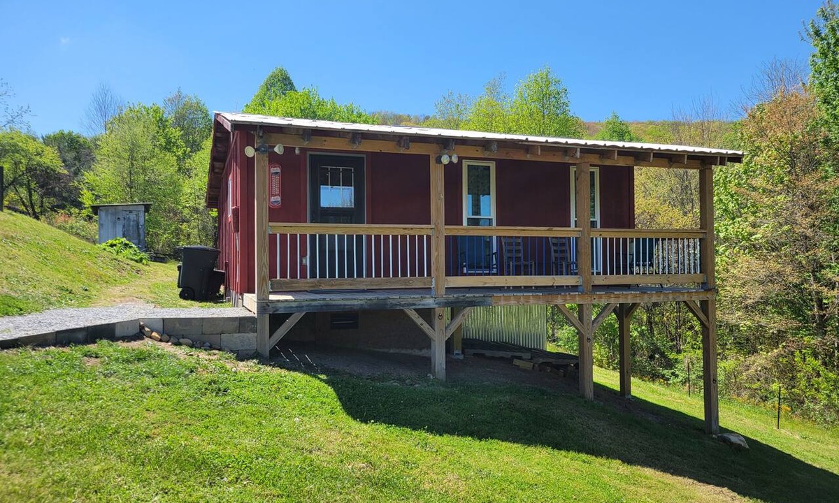 Johnson County Cabin | Quiet 2-bedroom mountain cabin overlooking Shady Valley