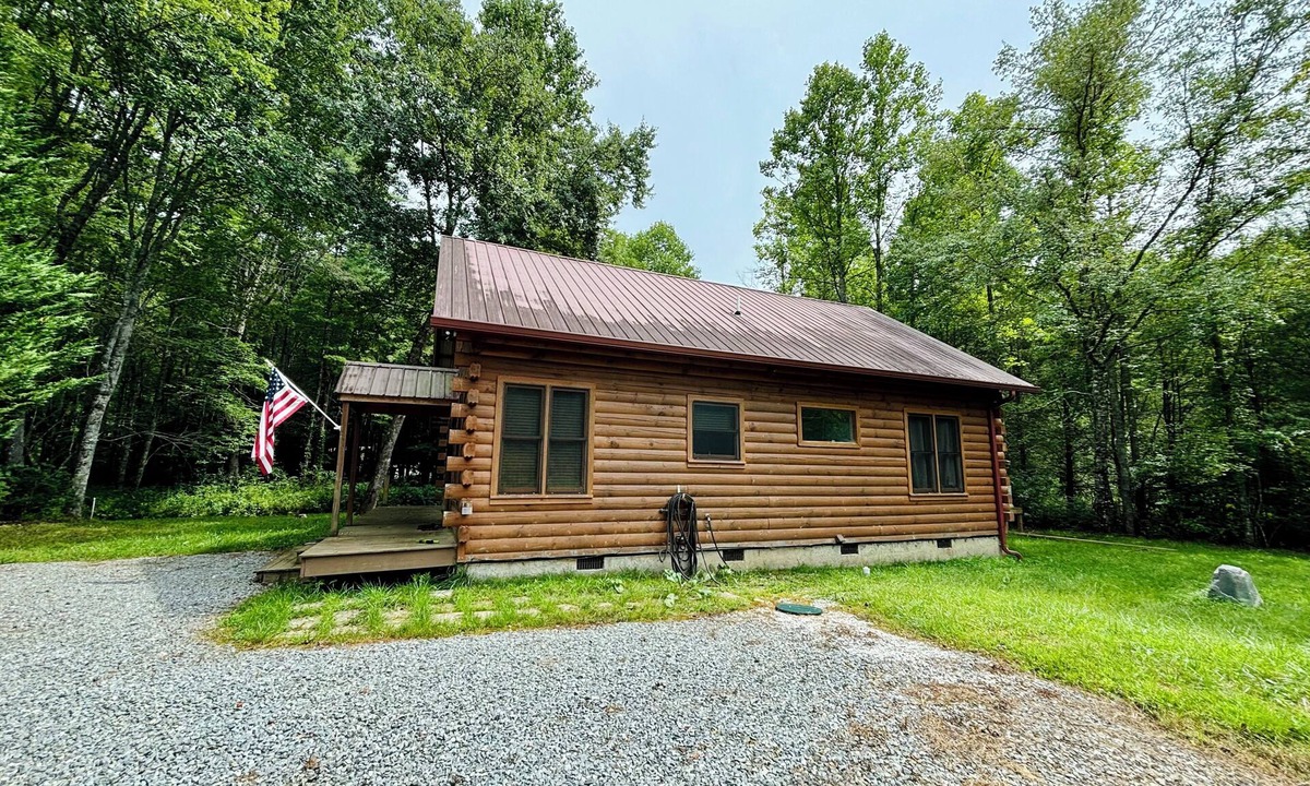 Murphy Cabin | Quiet area! Creek front rental! Convenient distance to town!