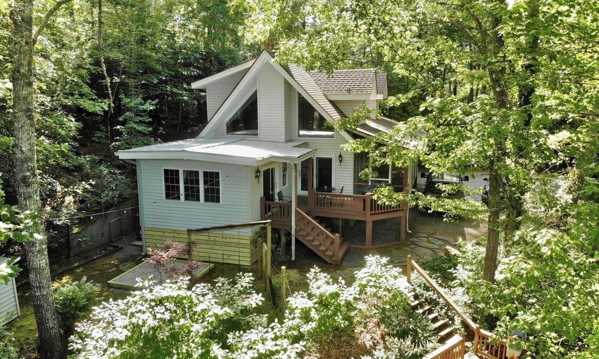 Sylva House | Quiet & Cozy Mountain Home on Greens Creek in Sylva