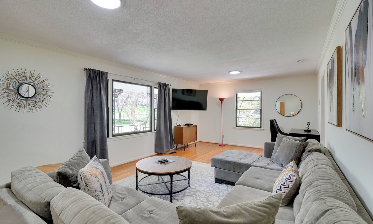 Cary House | Quiet Downtown Cary Home w/Screened Porch