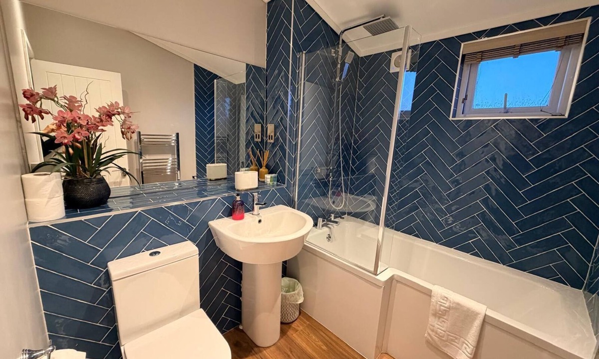 Windsor Cabin | Racecourse Marina|Waterfront|Patio|Parking|EV