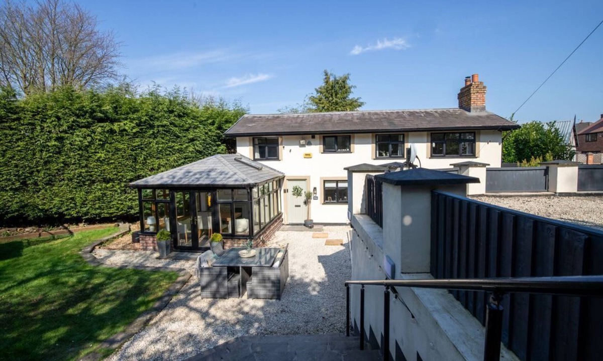 Aughton Cottage | Rainbow Cottage, Ormskirk