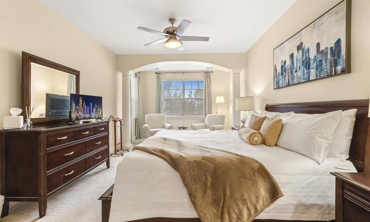 Brier Creek Country Club Condo | Raleigh luxurious Garage Pool Hot Tub Golf Elevator Airport Resort Shopping