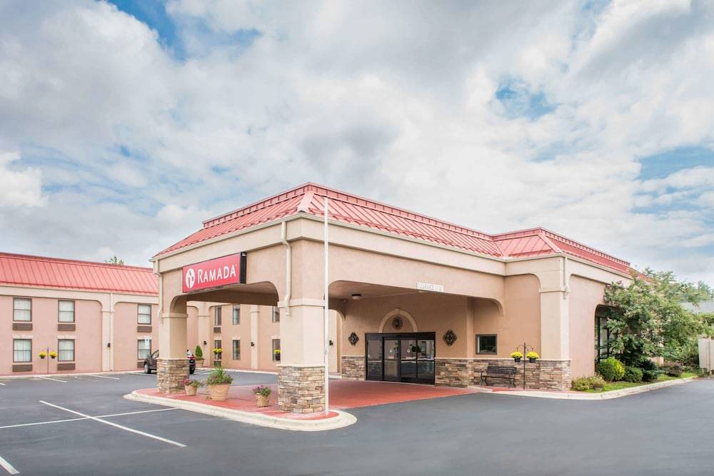 Hendersonville Hotel | Ramada by Wyndham Hendersonville
