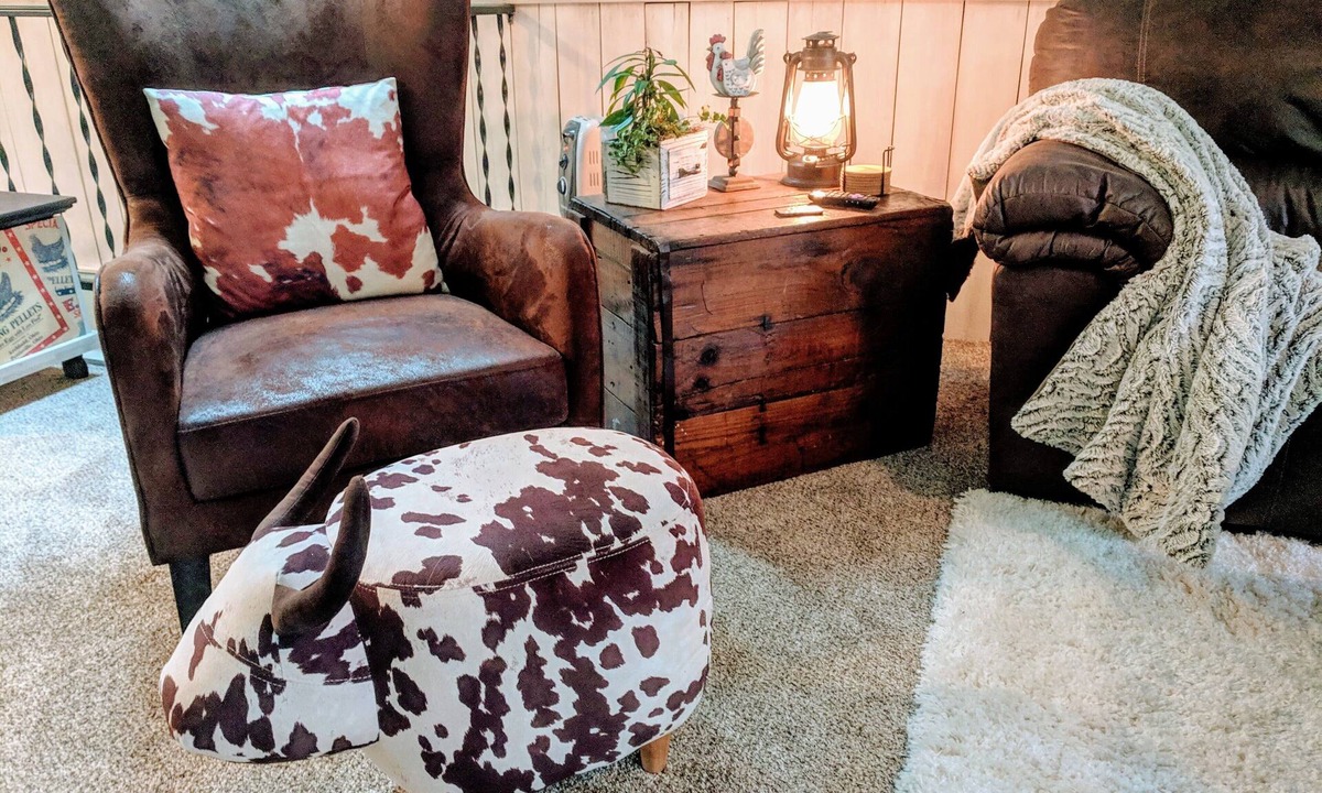 Flat Rock House | RARE FIND: Miniature Goats ♥, River, Hot Tub, & Barn House! The River's Call Inn